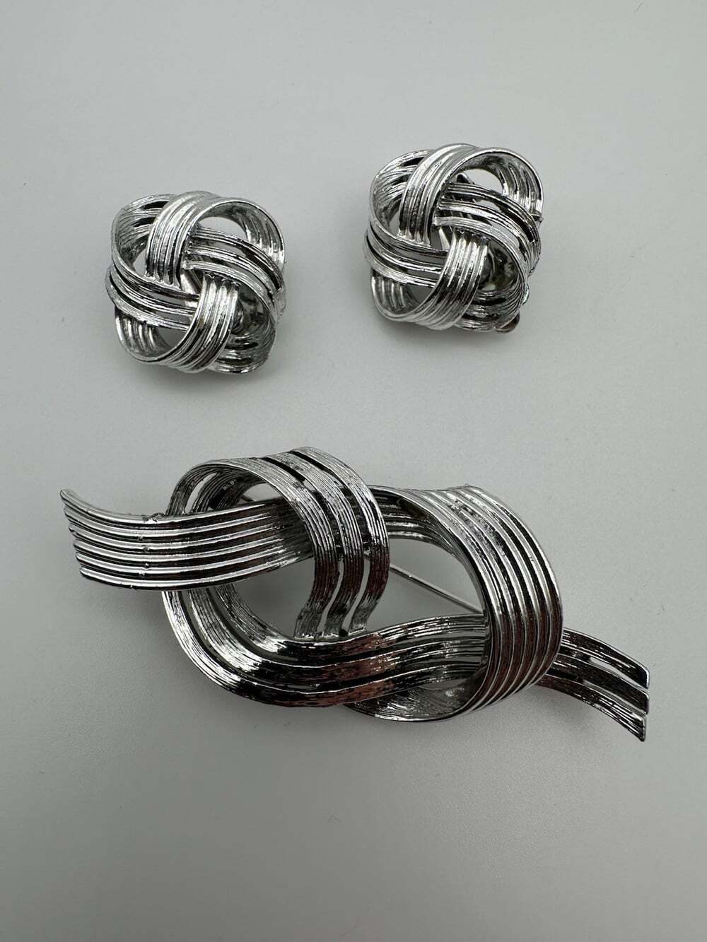 LISNER Silver Tone Knot Brooch Pin & Clip-On Earrings Jewelry Set - Picture 1 of 6